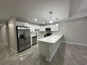 856-858 Milwaukee Blvd in Lehigh Acres, FL - Building Photo - Building Photo