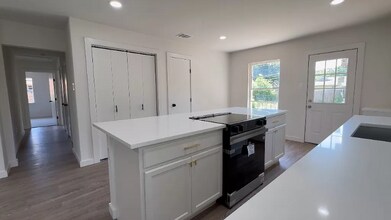 10734 Coogan Dr in Dallas, TX - Building Photo - Building Photo