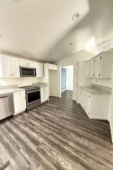 24425 Woolsey Canyon Rd in Canoga Park, CA - Building Photo