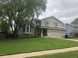 310 Oakwood Dr in Papillion, NE - Building Photo