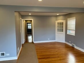 3048 Central St, Unit 1 in Evanston, IL - Building Photo - Building Photo