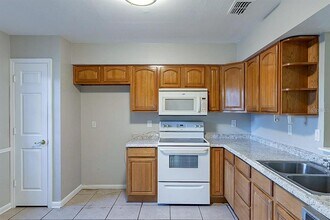 653 Bryan Terrace Dr in Brandon, FL - Building Photo - Building Photo