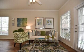 2424 E T C Jester Blvd in Houston, TX - Building Photo - Building Photo