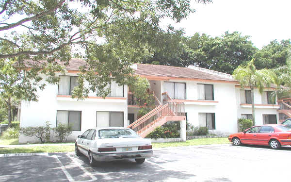 Coral Pine Villas in Coral Springs, FL - Building Photo