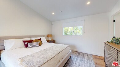 547 N W Knoll Dr in West Hollywood, CA - Building Photo - Building Photo