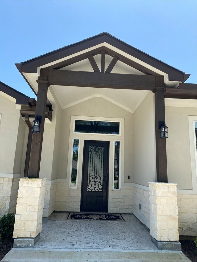 41 Monterey Ct in Montgomery, TX - Foto de edificio - Building Photo