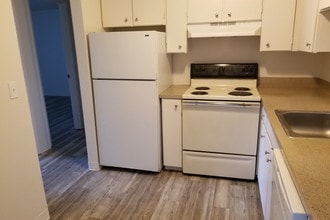 Pacific Court Apartments in Gresham, OR - Building Photo - Building Photo