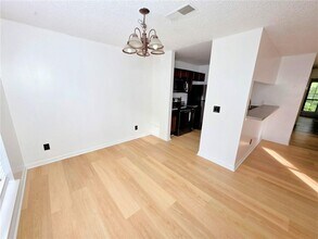 590 Windchase Ln in Stone Mountain, GA - Foto de edificio - Building Photo