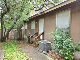 1404 Matthews Ln in Austin, TX - Building Photo