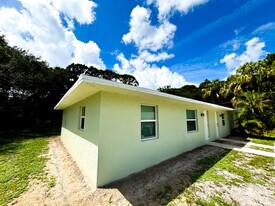 2147 Sibley Ave in Fort Pierce, FL - Building Photo