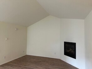 858 NE Hidden Valley Dr in Bend, OR - Building Photo - Building Photo
