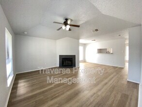 209 Hickory Springs Dr in Euless, TX - Foto de edificio - Building Photo