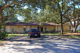 College Garden Apartments in Niceville, FL - Building Photo - Building Photo