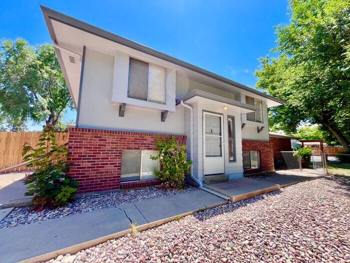 1604 Albany Ave in Loveland, CO - Building Photo