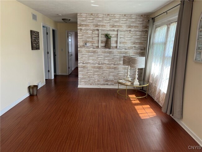 304 Pleasantview Dr in Liverpool, NY - Building Photo - Building Photo