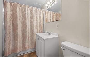 100 Sycamore Ln, Unit #B in Manchester, CT - Foto de edificio - Building Photo