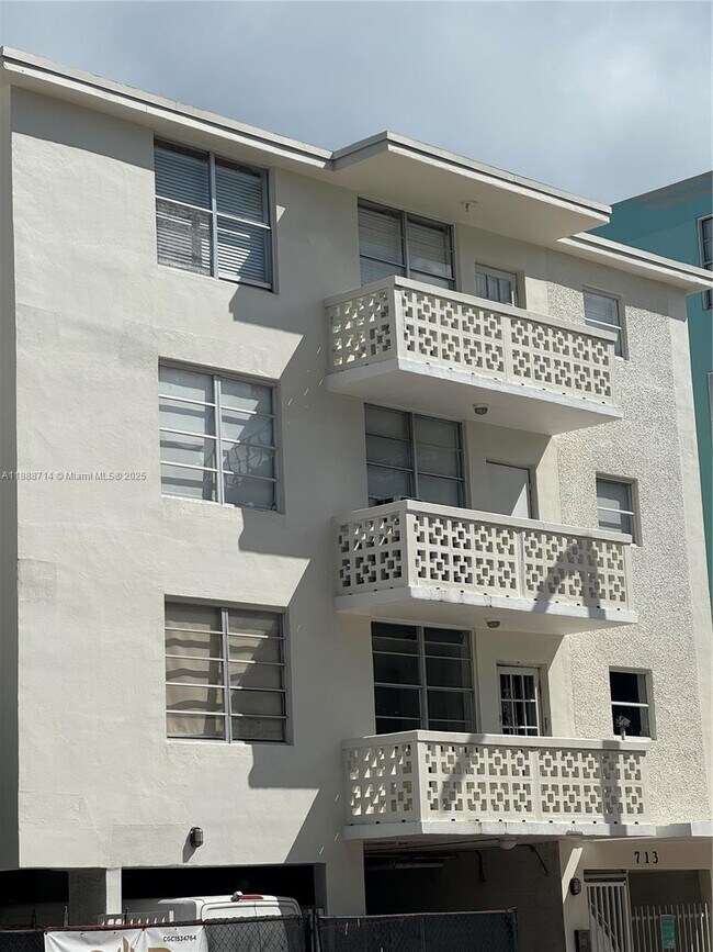 713 Collins Ave in Miami Beach, FL - Foto de edificio - Building Photo