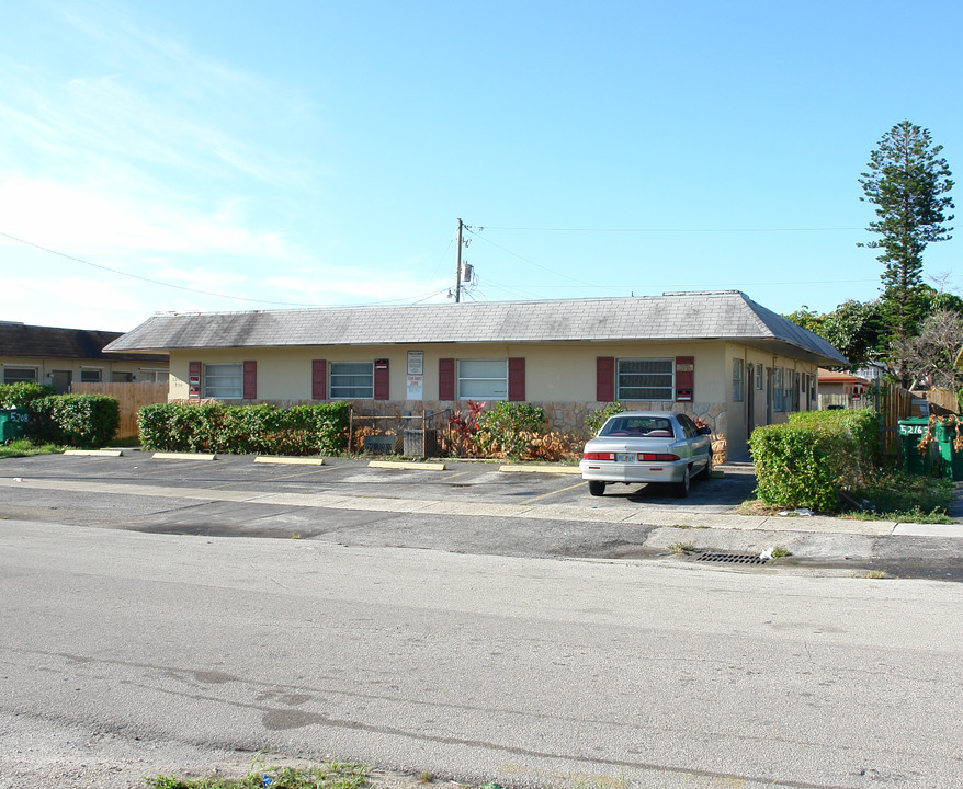 5208 NW 18th Pl in Fort Lauderdale, FL - Building Photo