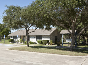 Linden Oaks Apartments in Rockport, TX - Building Photo - Building Photo