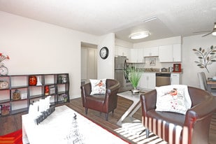 Villa Regia Apartments in Sacramento, CA - Building Photo