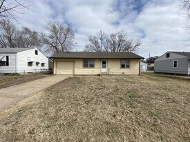 877 Windsor Dr in Salina, KS - Building Photo