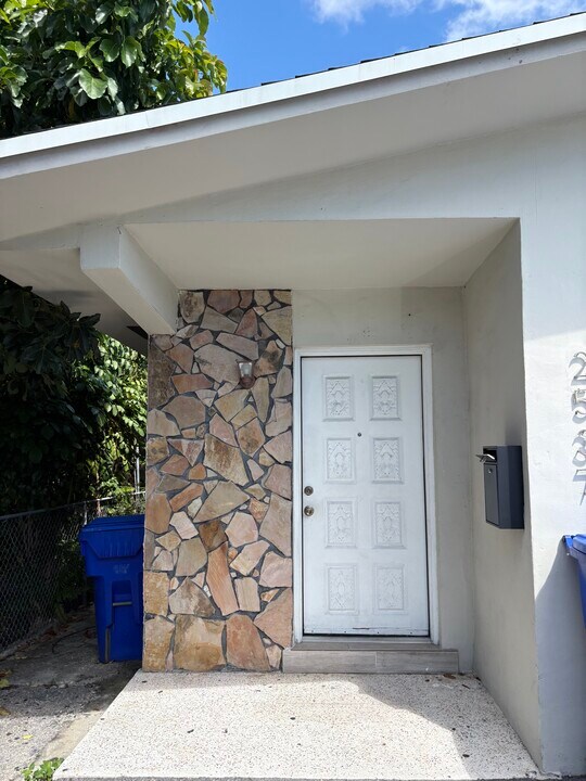 2535 NW 9th St, Unit 2535 NW 9th Street in Miami, FL - Building Photo