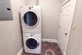 11 Beacon St, Unit 1 in Somerville, MA - Foto de edificio - Building Photo