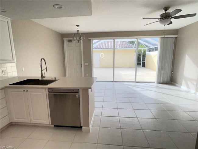 6065 Islandwalk Blvd in Naples, FL - Foto de edificio - Building Photo