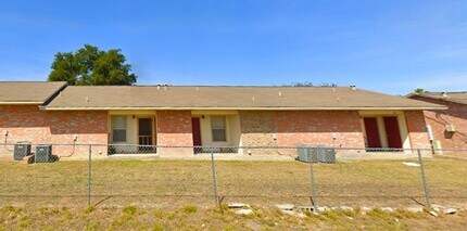 2300 Alamo St in Zapata, TX - Building Photo - Building Photo