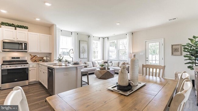 201 Mazzeo Dr in Glassboro, NJ - Building Photo - Building Photo