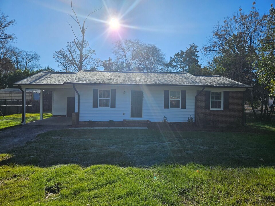 1847 Strickland Bridge Rd in Fayetteville, NC - Building Photo