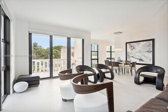 1111 Crandon Blvd, Unit B101 in Key Biscayne, FL - Foto de edificio - Building Photo