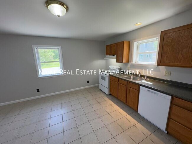 1835 Hammond St in Hermon, ME - Foto de edificio - Building Photo