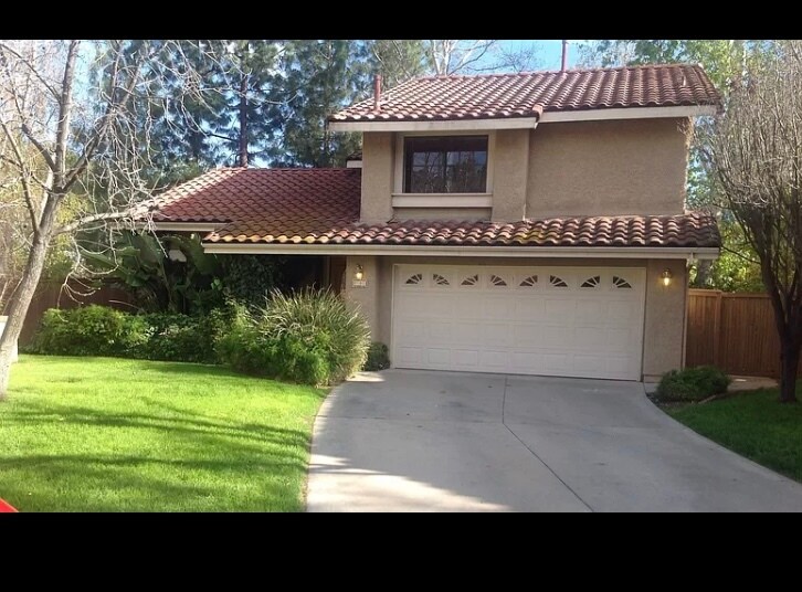 1101 Heatherview Dr in Oak Park, CA - Building Photo
