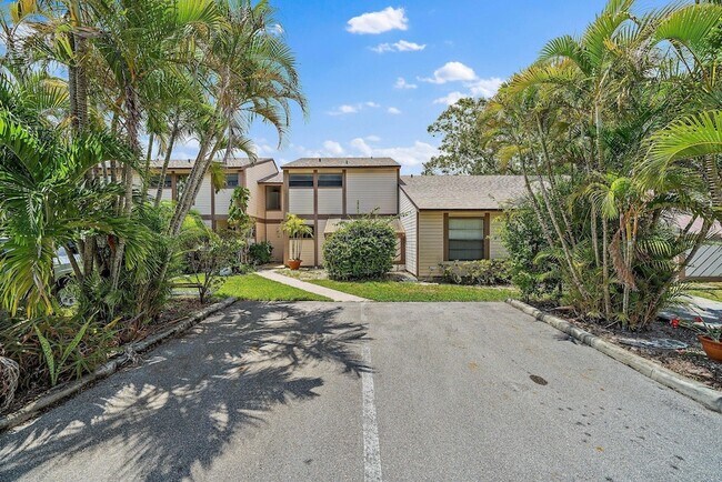 110 Sherwood Cir in Jupiter, FL - Building Photo - Building Photo