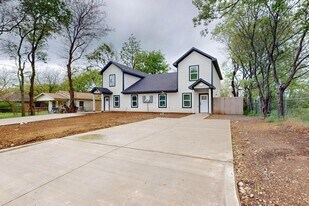 1213 Mill St, Unit A in Gainesville, TX - Building Photo