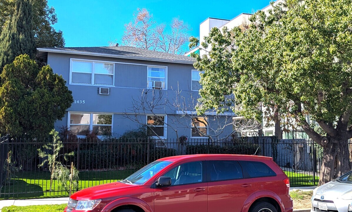 1435 S Wooster St in Los Angeles, CA - Foto de edificio