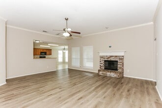 125 Adams Dr in Crowley, TX - Foto de edificio - Building Photo