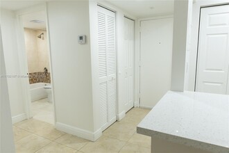 10411 N Kendall Dr in Miami, FL - Foto de edificio - Building Photo