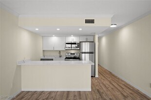 260 Southbay Dr in Naples, FL - Building Photo