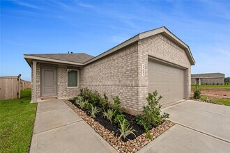 207 Forest W St in Magnolia, TX - Building Photo - Building Photo