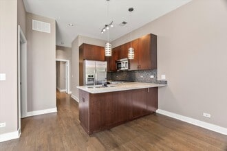 6 N May St in Chicago, IL - Building Photo - Building Photo