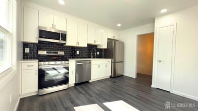 412 Ryders Ln in East Brunswick, NJ - Building Photo - Building Photo