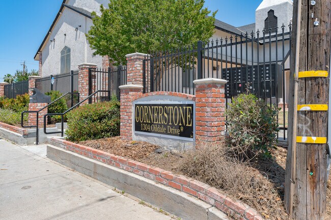 Cornerstone in Bakersfield, CA - Foto de edificio - Building Photo