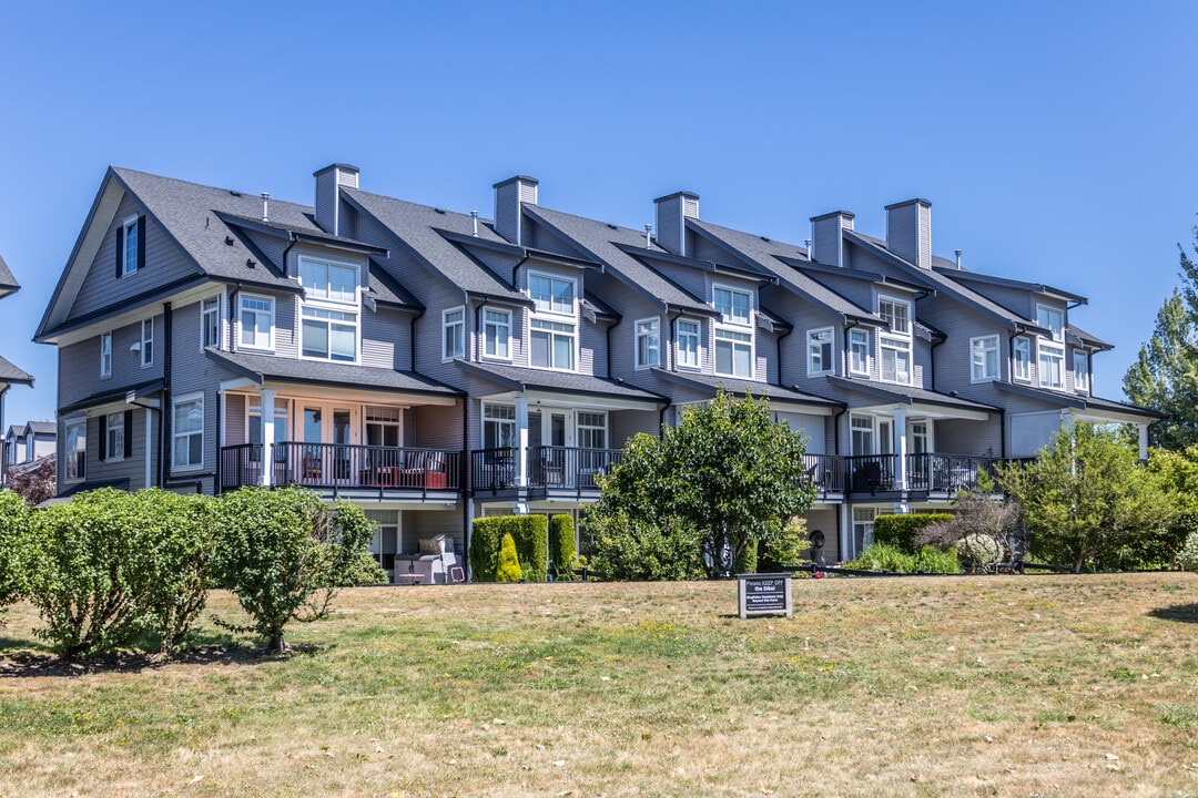 Kingfisher in Pitt Meadows, BC - Building Photo