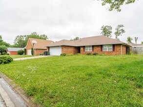 1005 N Flamingo Rd in Rogers, AR - Building Photo - Building Photo