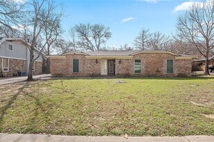 1516 Circle Ln in Bedford, TX - Building Photo