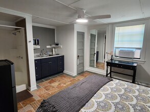 1308 E Washington Ave, Unit 1 in Navasota, TX - Foto de edificio - Building Photo