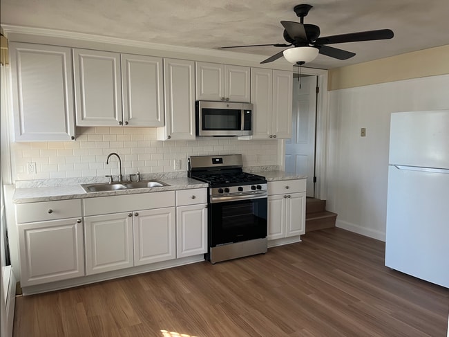 46 Phenix Ave, Unit 46 in West Warwick, RI - Foto de edificio - Building Photo