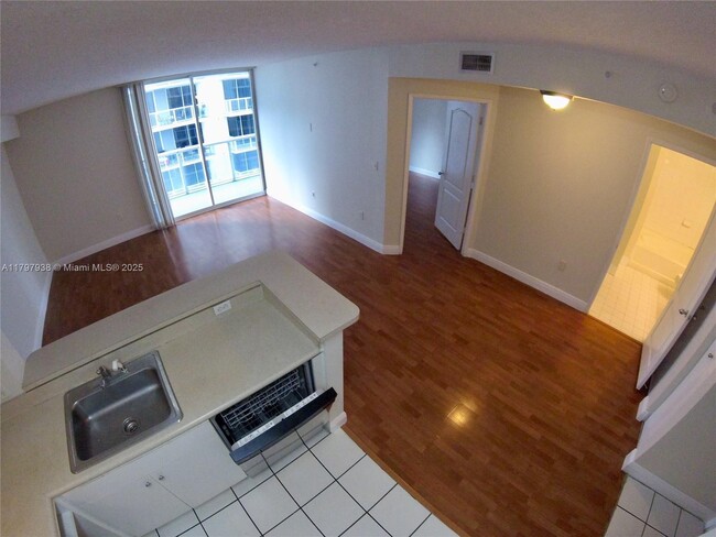 5085 NW 7th St, Unit 511 in Miami, FL - Building Photo - Building Photo
